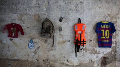 En la pared de la exposición 'Across Borders' algunas de las prendas y objetos recuperados en las playas de Lesbos (Grecia) y Assos (Turquía).