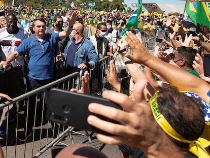 Bolsonaro saúda apoiadores em Brasília.