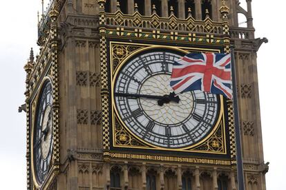 La bandera de Reino Unido ondea ante una de las caras del Big Ben 