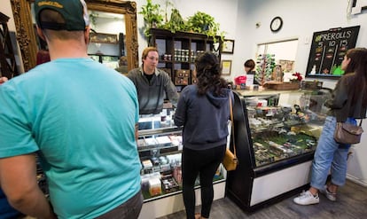 Clientes em uma loja de maconha, na &uacute;ltima quarta-feira, em Los Angeles.