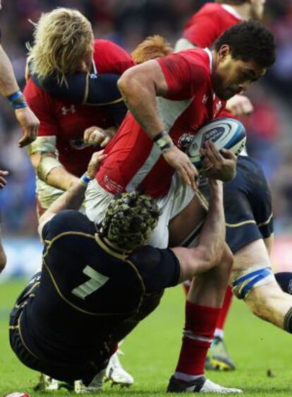 Toby Faletau, placado por Kelly Brown