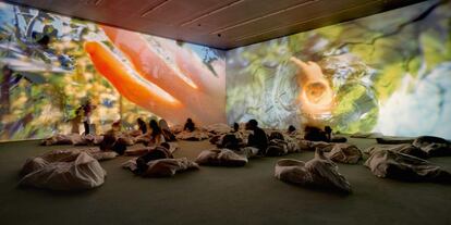 Videoinstalación 'Worry Will Vanish Horizon' (2014).