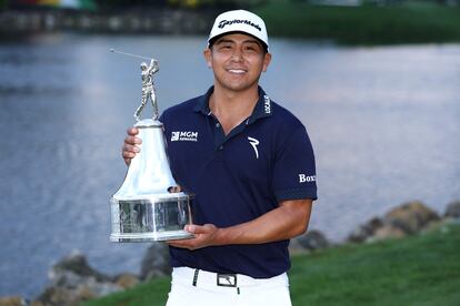 Kurt Kitayama, con el trofeo del Arnold Palmer Invitational.