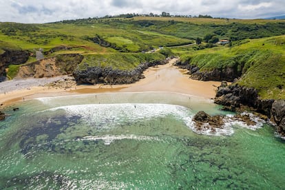 Vista área de la playa de Fuentes, cerca de San Vicente de la Barquera (Cantabria).