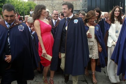 El presidente de la Xunta, Alberto Núñez Feijóo (tercero por la izquierda), bromea con la presentadora Paloma Lago.