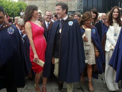 El presidente de la Xunta, Alberto N&uacute;&ntilde;ez Feij&oacute;o (tercero por la izquierda), bromea con la presentadora Paloma Lago.