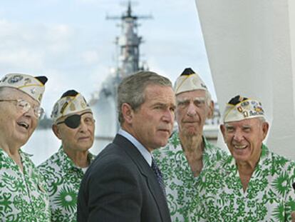 George W. Bush conversa con supervivientes del ataque a Pearl Harbour el pasado jueves en Hawai.
