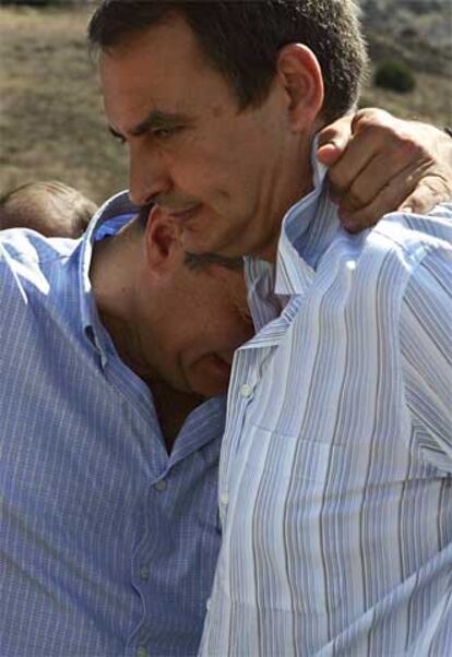 El alcalde de Ablanque, José Miguel del Castillo, llora abrazado al presidente José Luis Rodríguez Zapatero.