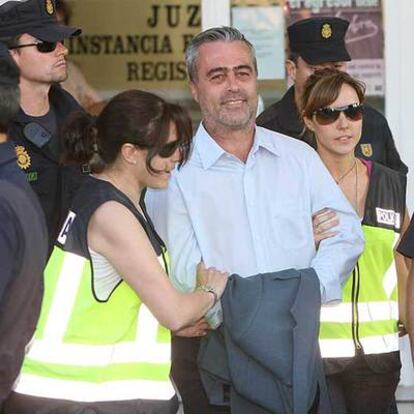 Antonio Barrientos sale esposado de los Juzgados de Estepona el pasado mes de junio.