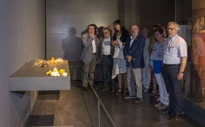 La consellera Laura Borràs i la resta dels membres del consorci del museu a la sala en la qual estaven les caixes mortuòries, ara buides.