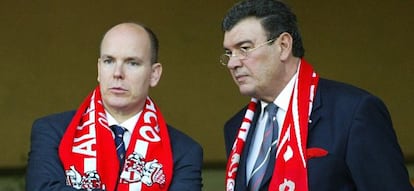 Alberto de Mónaco con Michel Pastor, hermano pequeño de Hélène, en un partido de fútbol en 2004.