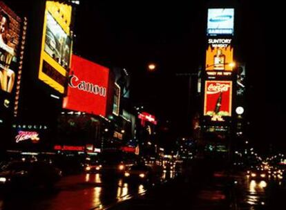 Carteles luminosos en Times Square de Nueva York.