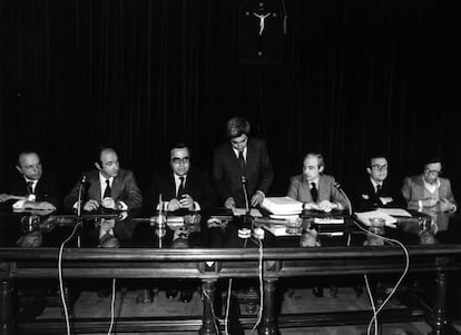 De izquierda a derecha, los padres de la Constitución: Manuel Fraga, Miquel Roca, Gregorio Peces Barba, Gabriel Cisneros, José Pedro Pérez Llorca, Miguel Herrero de Miñón y Jordi Solé Turá, durante la firma del informe sobre el anteproyecto de la Constitución.