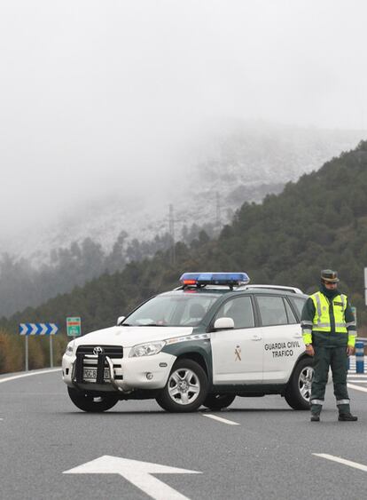 La lluvia y la nieve provocaron decenas de incidencias. La A-92 permaneció cerrada a la altura del puerto de la Mora