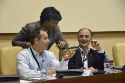 El copresidente de Habanos SA. Jorge Luis Fernández Maique (i), la directora de Marketing de la marca, Ana López (c), y el vicepresidente de Desarrollo de la firma, Avier Terrés Ercilla (d), este 26 de febrero de 2013, en La Habana (Cuba).