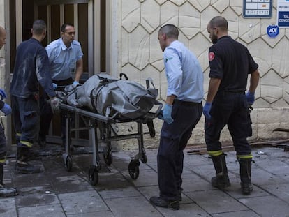 Traslado del cuerpo de la víctima del incendio.