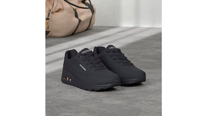 Skechers para mujer sobre fondo blanco.