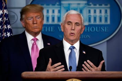 El presidente Donald Trump, junto al vicepresidente Mike Pence en una conferencia de prensa sobre coronavirus.