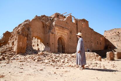 Un hombre observa el palacio Hammad Al-Asri Al-Mazoudi de la localidad de Tamazirt (Marruecos), dañado por el terremoto de 6.8 grados que sacudió el país el pasado 8 de septiembre.