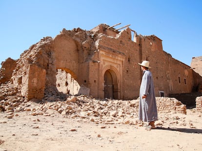 Un hombre observa el palacio Hammad Al-Asri Al-Mazoudi de la localidad de Tamazirt (Marruecos), dañado por el terremoto de 6.8 grados que sacudió el país el pasado 8 de septiembre.