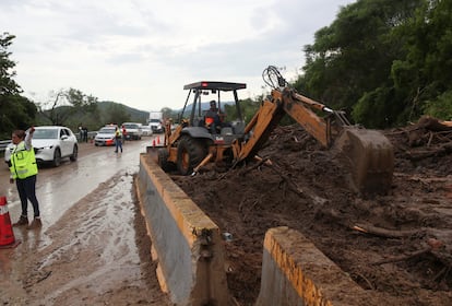 Un trabajador utiliza una excavadora para retirar el lodo y escombros de una carretera que lleva a Acapulco. Siete horas después de que impactara, el temporal se degradó a categoría 2, esto a 50 kilómetros al sur-sureste de San Miguel Totolapan y a 100 kilómetros al nor-noroeste de Acapulco.