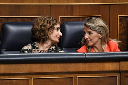 Las vicepresidentas María Jesús Montero y Yolanda Díaz, el martes pasado en el Congreso.