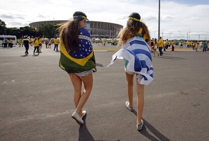 Torcedoras chegam ao estádio Mané Garrincha.