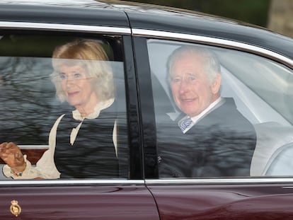 Los reyes Carlos III y Camila abandonan su residencia de Clarence House, en Londres, este martes.