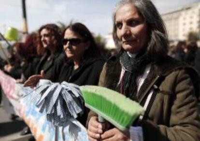 Un grupo de limpiadoras del Ministerio de Finanzas despedidas se manifiestan en contra de los despidos y fusiones de organismos públicos en el centro de Atenas. EFE/Archivo