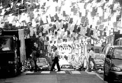 Bilbao se prepara a dar hoy el relevo festivo a las otras capitales vascas con sus calles  céntricas cubiertas de banderolas.