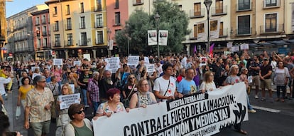 Más de 1.500 personas protestan en Valladolid contra la gestión de los incendios y piden la dimisión del presidente autonómico, Alfonso Fernández Mañueco.