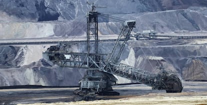 Maquinaria de la empresa RWE trabaja en una mina de lignito a cielo abierto en Alemania.