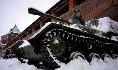 Un ni&ntilde;o juega sobre un tanque SU-76 en el museo militar de Nizhny Novogorod tras una gran nevada el pasado domingo. 