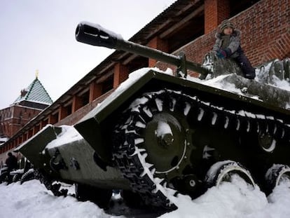 Un ni&ntilde;o juega sobre un tanque SU-76 en el museo militar de Nizhny Novogorod tras una gran nevada el pasado domingo. 