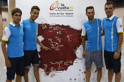 Mikel Landa, Fabio Aru, Vincenzo Nibali y Luis León Sánchez, del conjunto Astana, durante la presentación de la ronda