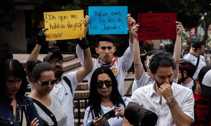 Manifestantes frente al hospital San Ignacio, en Bogotá.