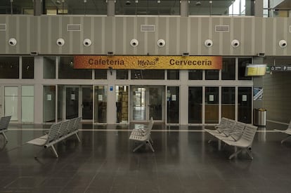 Ni siquiera la cafetería de la estación de tren de Burgos permanece abierta. Los impulsores de esta plataforma sostienen que si al parque industrial burgalés se le añadiera esta conexión aumentaría el número de empresas interesadas en operar desde allí, algo muy beneficioso para una provincia también afectada por el éxodo demográfico.