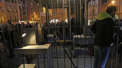Instal·lació de cel·les a la plaça Major de Vic en suport dels "presos polítics", al novembre.