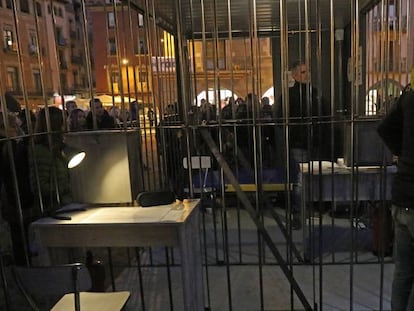 Instalacion de celdas en la plaza Mayor de Vic en apoyo a los &quot;presos pol&iacute;ticos&quot;, el pasado noviembre.
