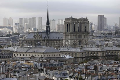 Foto de la catedral tomada desde la iglesia de Saint-Eustache. En el centro de la imagen, la aguja y la techumbre destruidas en el incendio de este lunes.