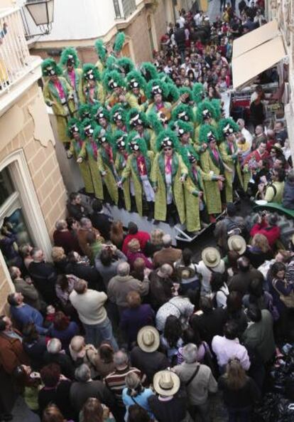 Los componentes de una agrupación participan, subidos a una batea, en el Carrusel de Coros.