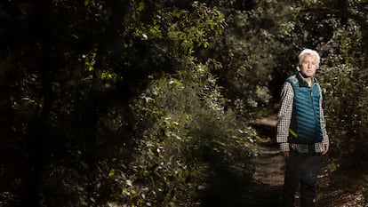 Carles Abras, en un bosque cercano a Llofriu, se recupera de las graves heridas que sufrió al ser alcanzado por la bala que disparó un cazador de jabalíes.