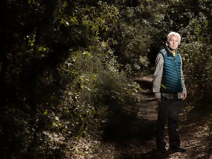 Carles Abras, en un bosque cercano a Llofriu, se recupera de las graves heridas que sufrió al ser alcanzado por la bala que disparó un cazador de jabalíes.