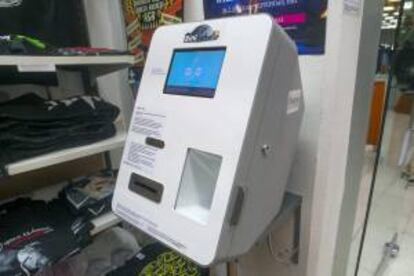 Imagen de un cajero automático que dispensa bitcoines, en una tienda de discos de Helsinki. EFE/Archivo