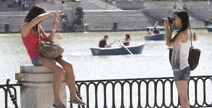 Turistas en el parque de El Retiro (Madrid).