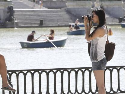 Turistas en el parque de El Retiro (Madrid).