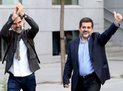 Jordi Cuixart i Jordi Sànchez a l'entrada de l'Audiència Nacional.