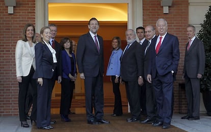 Foto de familia del primer Gobierno de Mariano Rajoy, antes de la primera reunón del Consejo de Ministros, en las escaleras del palacio de La Moncloa. De izquierda a derecha: Fátima Báñez, Luis de Guindos, Ana Pastor, Alberto Ruiz-Gallardón, Soraya Sáenz de Santamaría, Cristóbal Montoro, Mariano Rajoy, Ana Mato, Miguel Arias Cañete, José Manuel Soria, Jorge Fernández Díez, José Manuel García Margallo, Pedro Morenés y José Ignacio Wert (detrás de Margallo), el 23 de diciembre de 2011.