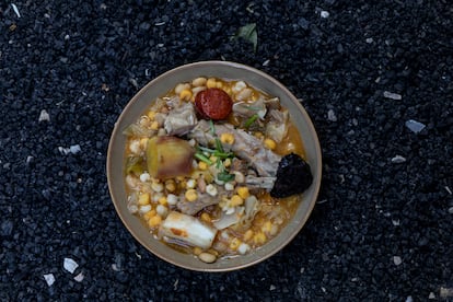 Plato de cachupa, elaboración típica de Cabo Verde.