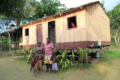 Raimundo do Carmo tem 48 anos e tem nove filhos. Vive da extração da copaíba. “Tenho que andar na mata uma hora e meia, mais ou menos, até encontrar a árvore da copaíba. Aí eu faço um furo até chegar na seiva, que é o óleo dela. Coloco um pote embaixo onde ele vai caindo”, explica, esclarecendo que na época dos pais, ao invés de furar a árvore e colocar um tampão para evitar o cupim, o método era derrubar com machado. Para comer e alimentar a família, caça “porco, cotia, queixada (javali)” matando com sua espingarda enferrujada e “levando nas costas” animais que podem chegar a 40 quilos.